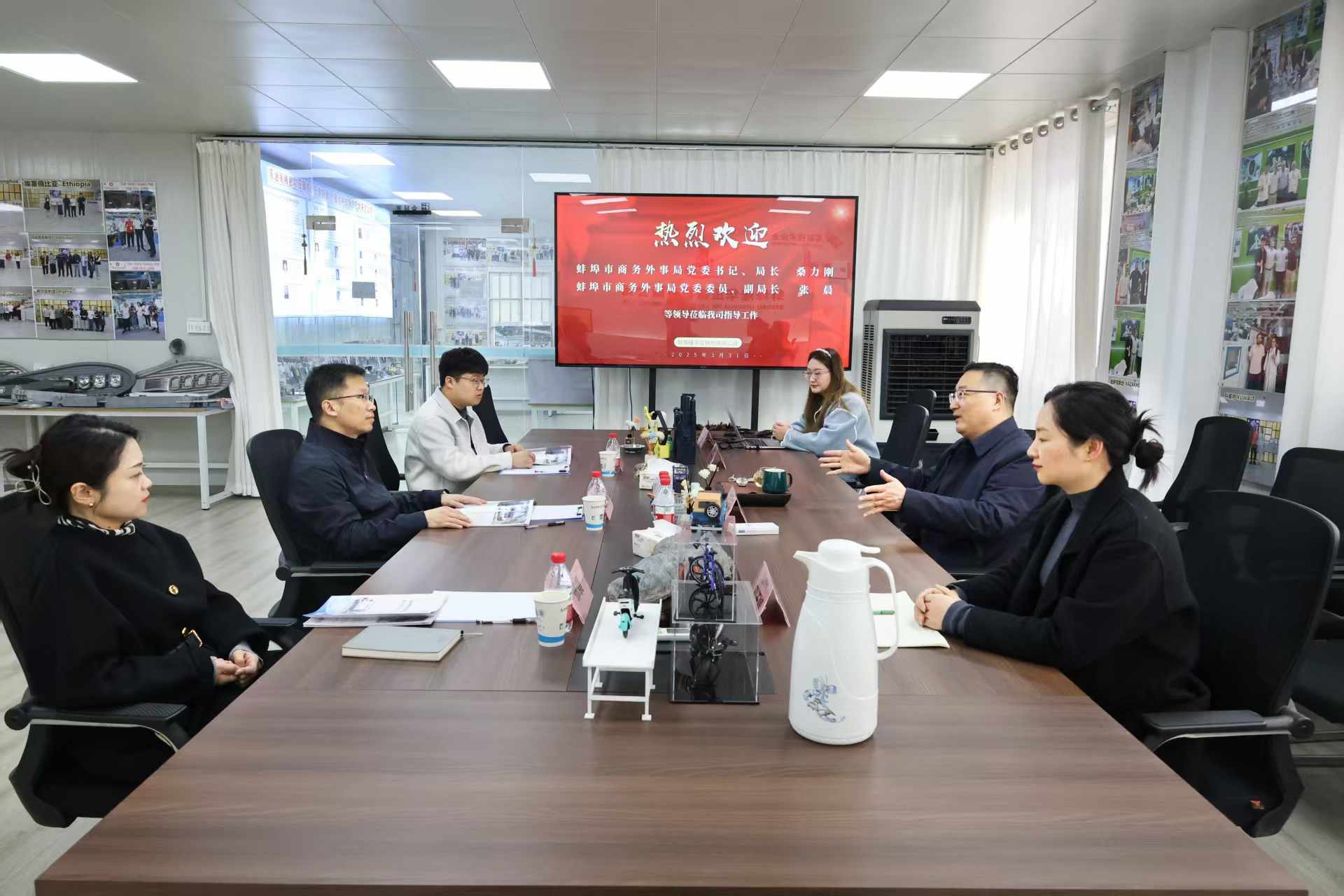  蚌埠市商務(wù)和外事局領(lǐng)導(dǎo)們蒞臨隆華科技—共同交流拓展國際市場